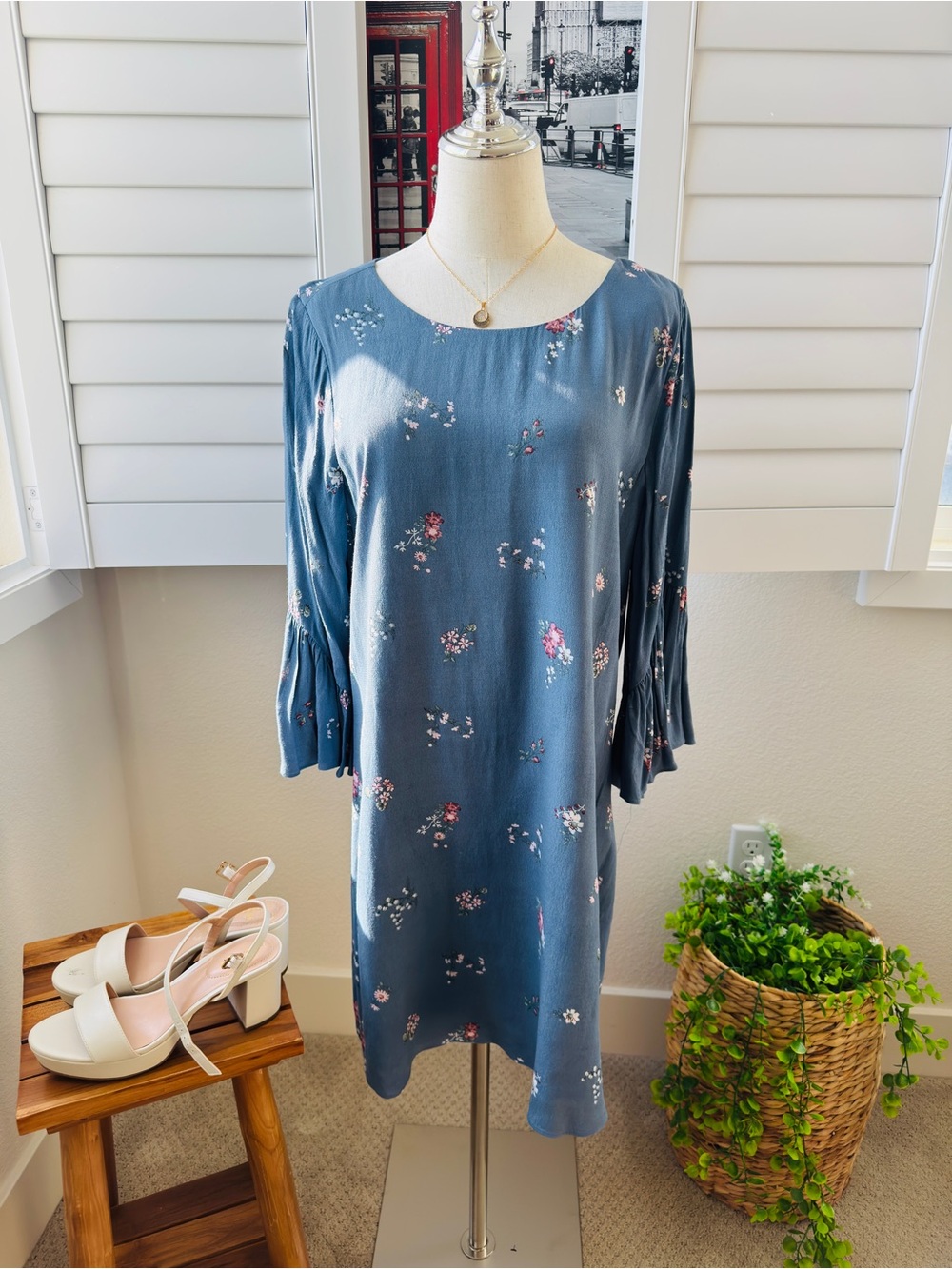 Vince Camuto. Size 10. Blue Floral Long-Sleeve Shift Dress
